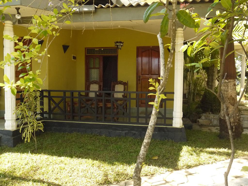 Traveller'S Home Hotel Tissamaharama Oda fotoğraf